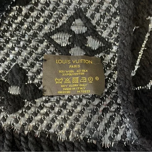 Louis Vuitton Black and Silver
Monogram Knit Scarf - Picture 2 of 2